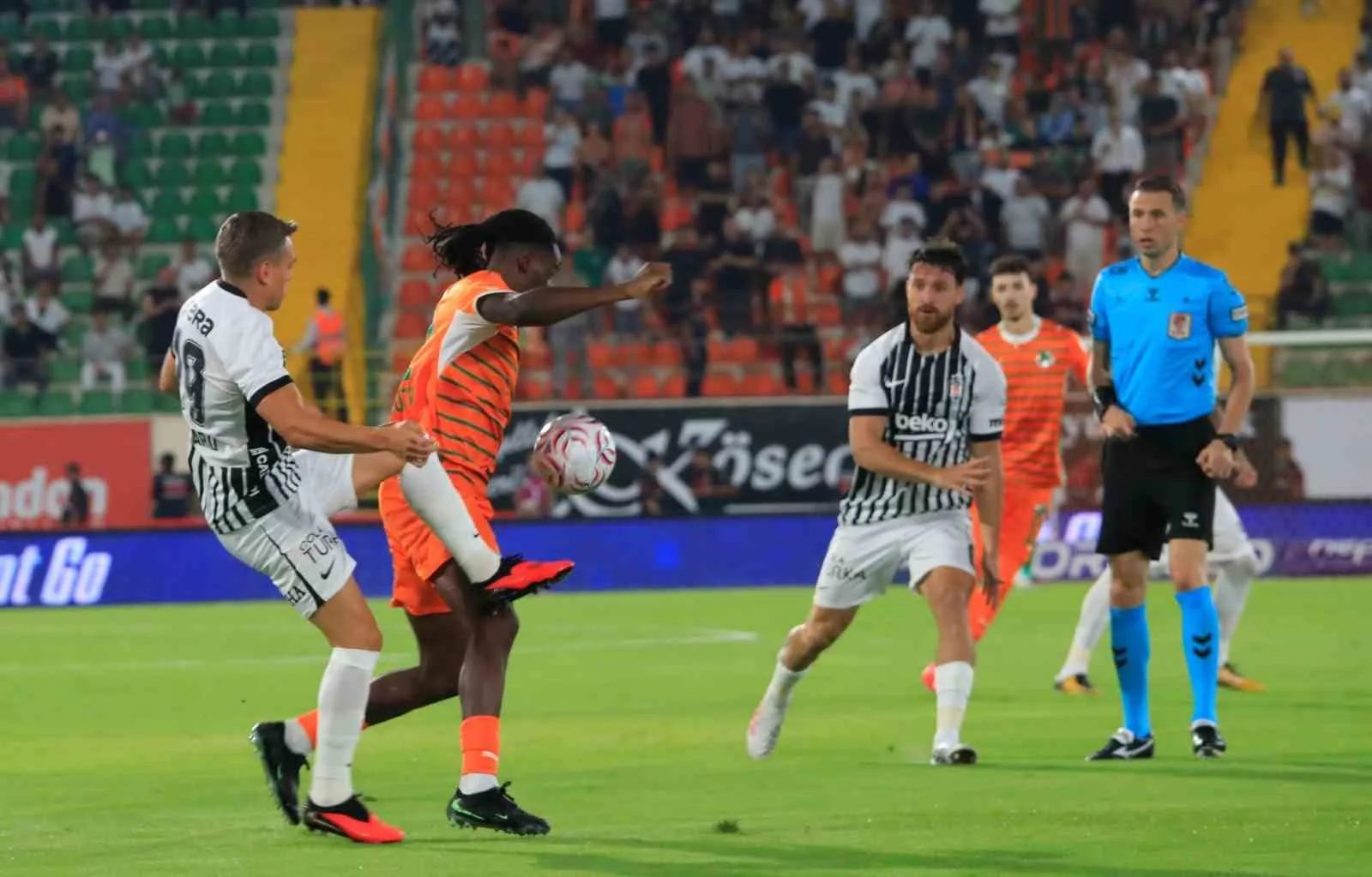TRENDYOL SÜPER LİG'İN 2. HAFTASINDA CORENDON ALANYASPOR, SAHASINDA BEŞİKTAŞ İLE KARŞILAŞIYOR. MÜCADELENİN 15 DAKİKASI GOLSÜZ EŞİTLİKLE GEÇİLDİ.