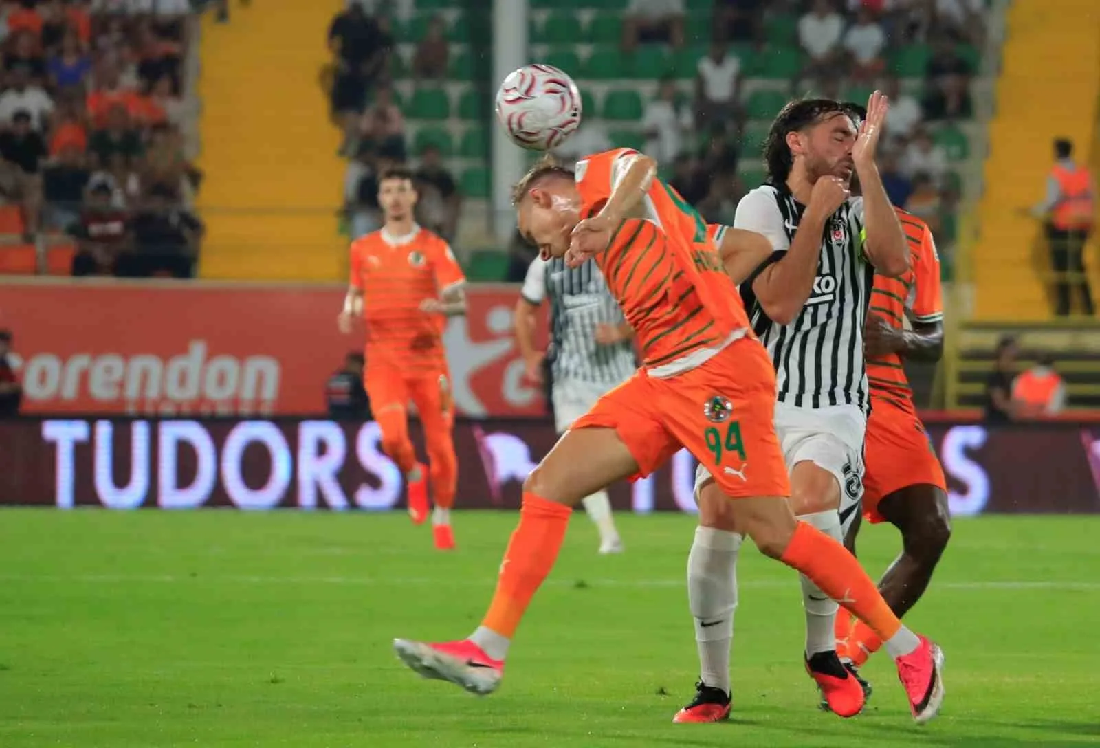 TRENDYOL SÜPER LİG'İN 2. HAFTASINDA CORENDON ALANYASPOR, SAHASINDA BEŞİKTAŞ İLE KARŞILAŞIYOR. MÜCADELENİN 15 DAKİKASI GOLSÜZ EŞİTLİKLE GEÇİLDİ.
