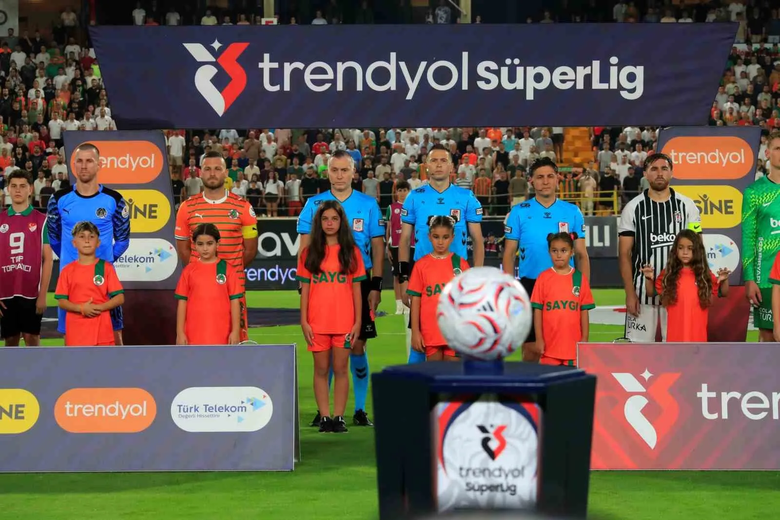 TRENDYOL SÜPER LİG'İN 2. HAFTASINDA CORENDON ALANYASPOR, SAHASINDA BEŞİKTAŞ İLE KARŞILAŞIYOR. MÜCADELENİN 15 DAKİKASI GOLSÜZ EŞİTLİKLE GEÇİLDİ.