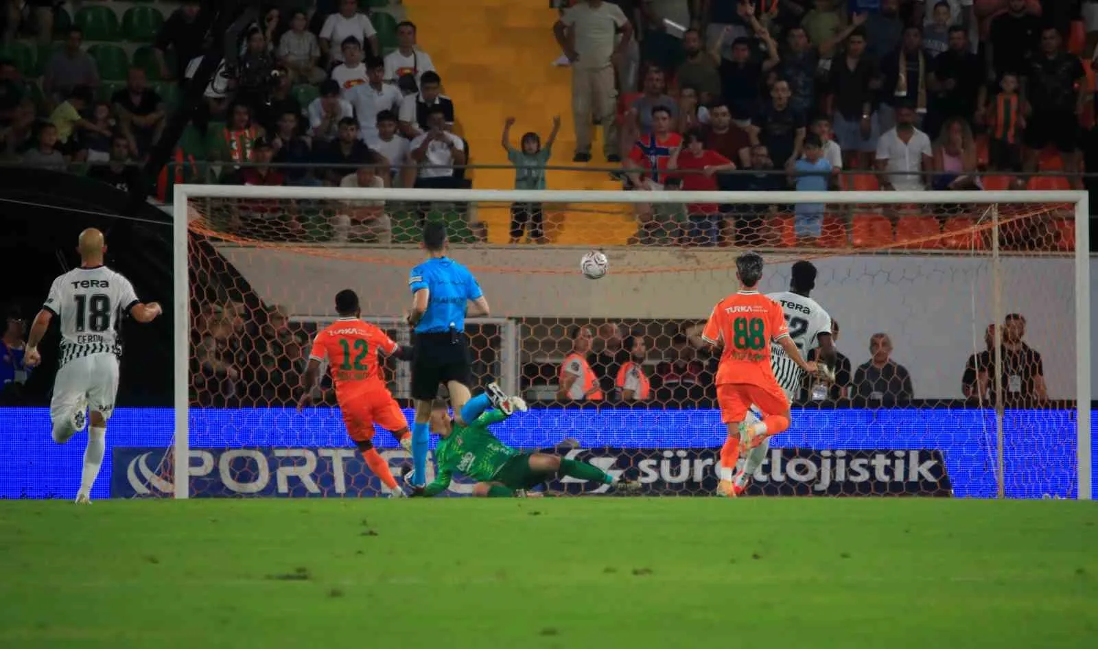TRENDYOL SÜPER LİG’İN 2. HAFTASINDA CORENDON ALANYASPOR, SAHASINDA BEŞİKTAŞ'I 1-0 MAĞLUP ETTİ.