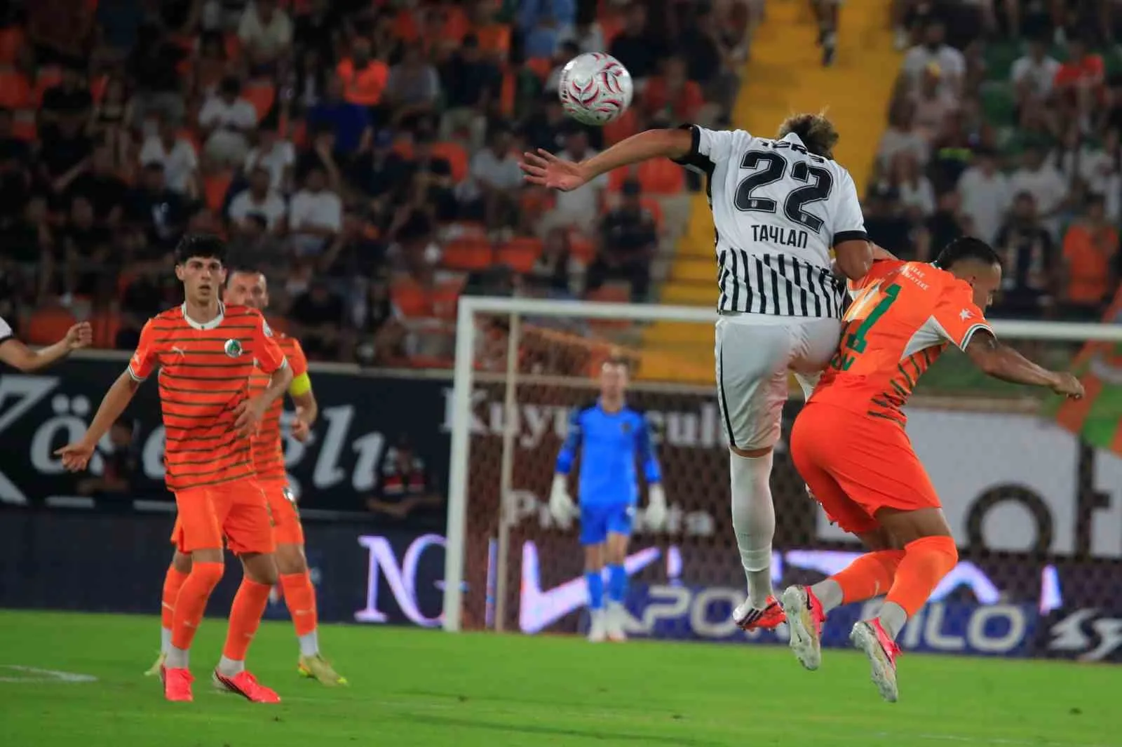 TRENDYOL SÜPER LİG’İN 2. HAFTASINDA CORENDON ALANYASPOR, SAHASINDA BEŞİKTAŞ'I 1-0 MAĞLUP ETTİ.