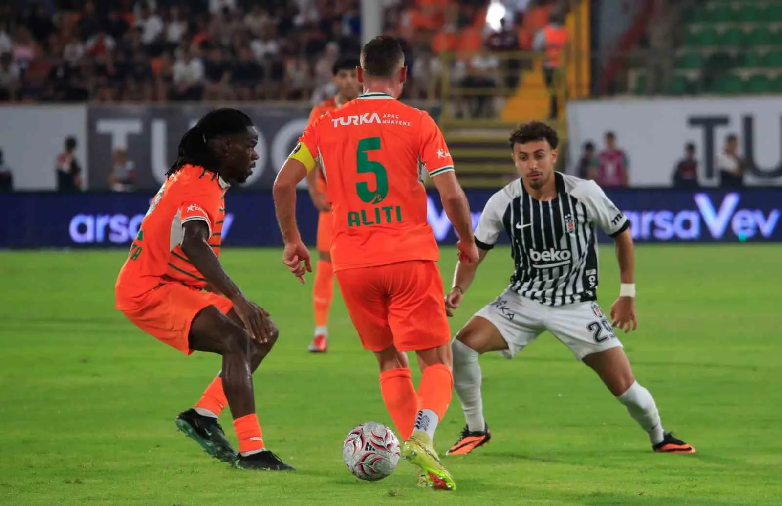 TRENDYOL SÜPER LİG’İN 2. HAFTASINDA CORENDON ALANYASPOR, SAHASINDA BEŞİKTAŞ'I 1-0 MAĞLUP ETTİ.