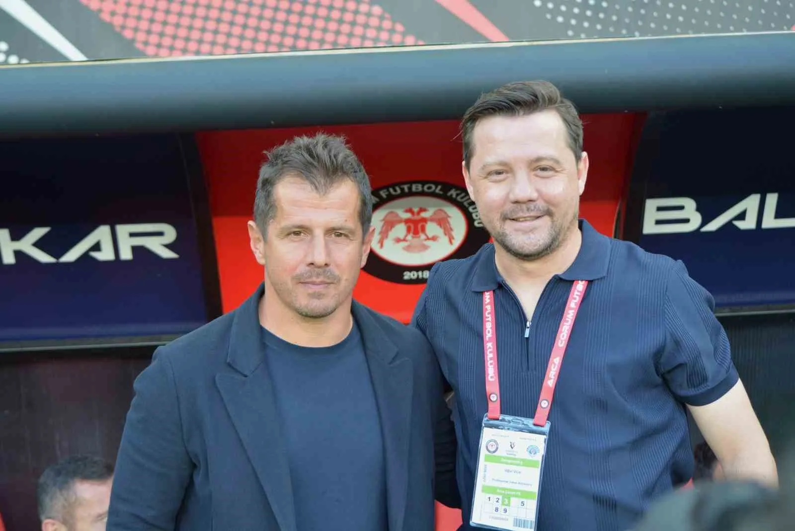 UĞUR UÇAR VE EMRE BELEZOĞLU, MAÇ ÖNCESİNDE HATIRA FOTOĞRAFI ÇEKTİRDİ.
