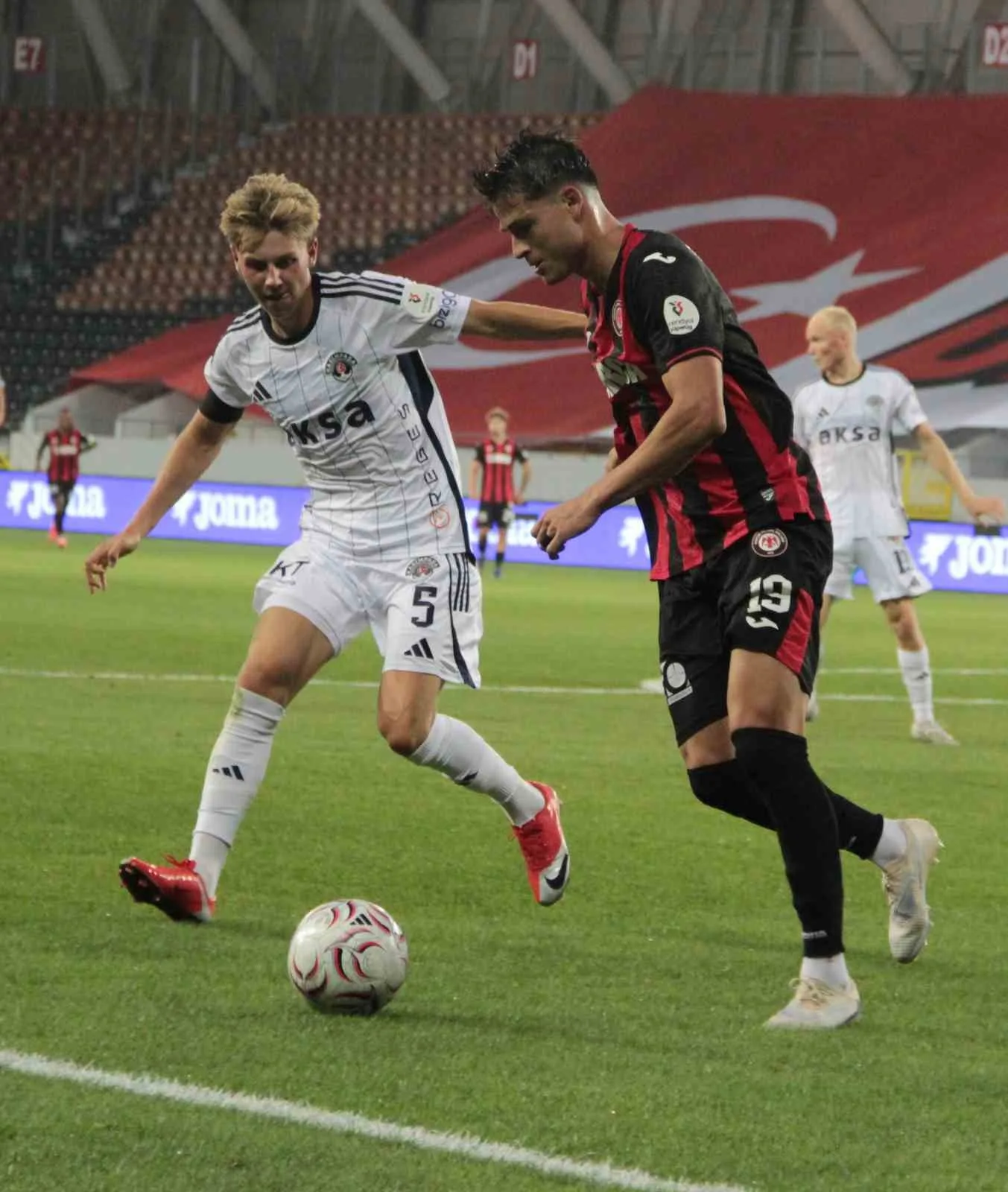 MÜCADELENİN İLK YARISI KONUK TAKIMIN 1-0’LIK ÜSTÜNLÜĞÜYLE SONA ERDİ.