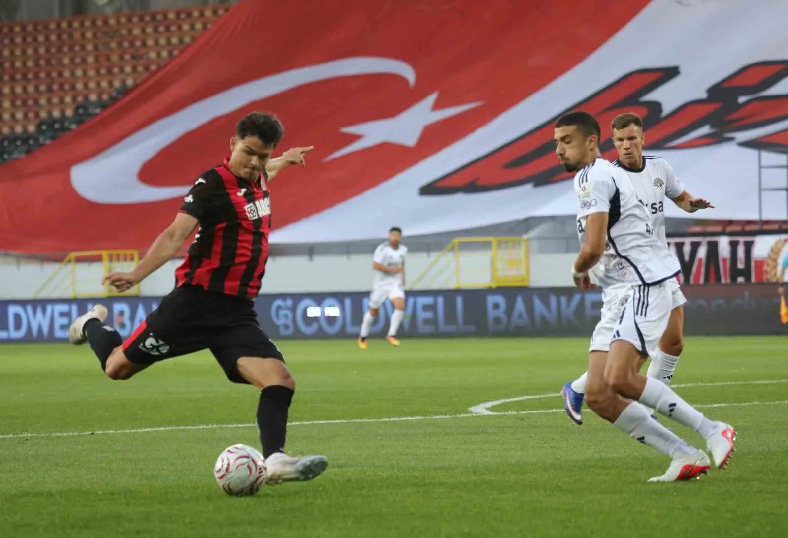MÜCADELENİN İLK YARISI KONUK TAKIMIN 1-0’LIK ÜSTÜNLÜĞÜYLE SONA ERDİ.