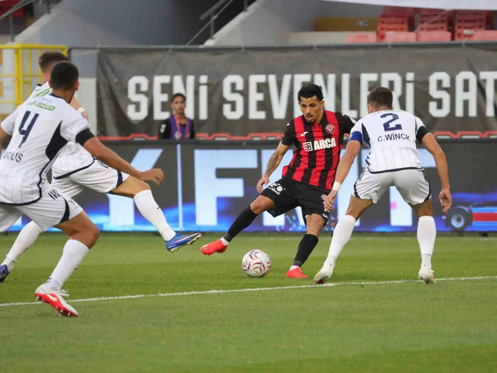 MÜCADELENİN İLK YARISI KONUK TAKIMIN 1-0’LIK ÜSTÜNLÜĞÜYLE SONA ERDİ.
