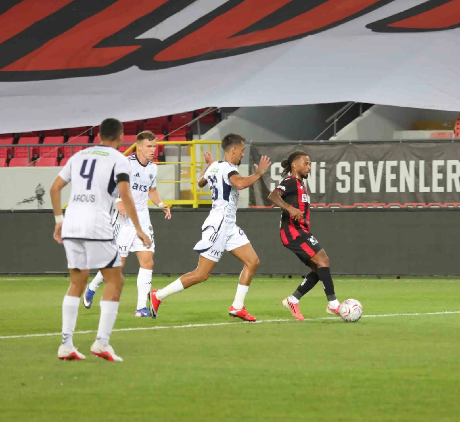 MÜCADELENİN İLK YARISI KONUK TAKIMIN 1-0’LIK ÜSTÜNLÜĞÜYLE SONA ERDİ.