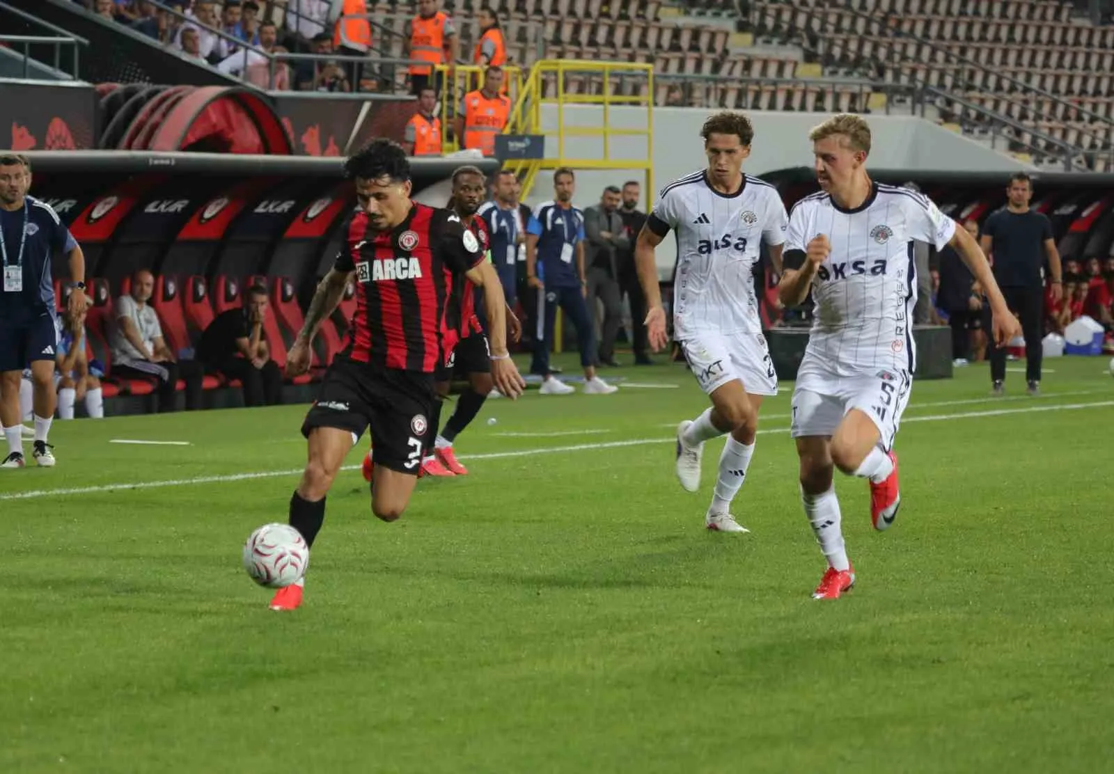 MÜCADELENİN İLK YARISI KONUK TAKIMIN 1-0’LIK ÜSTÜNLÜĞÜYLE SONA ERDİ.