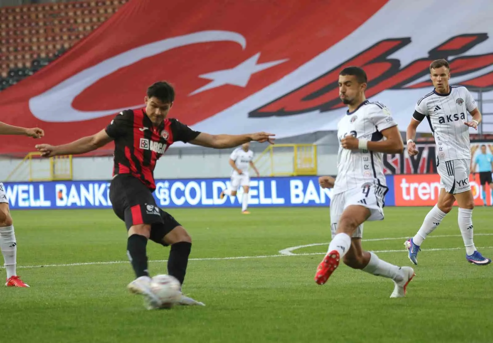 MÜCADELENİN İLK YARISI KONUK TAKIMIN 1-0’LIK ÜSTÜNLÜĞÜYLE SONA ERDİ.