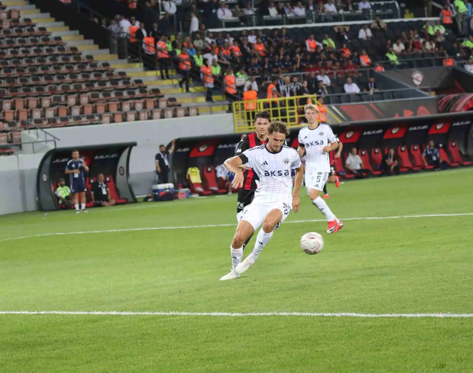 MÜCADELENİN İLK YARISI KONUK TAKIMIN 1-0’LIK ÜSTÜNLÜĞÜYLE SONA ERDİ.