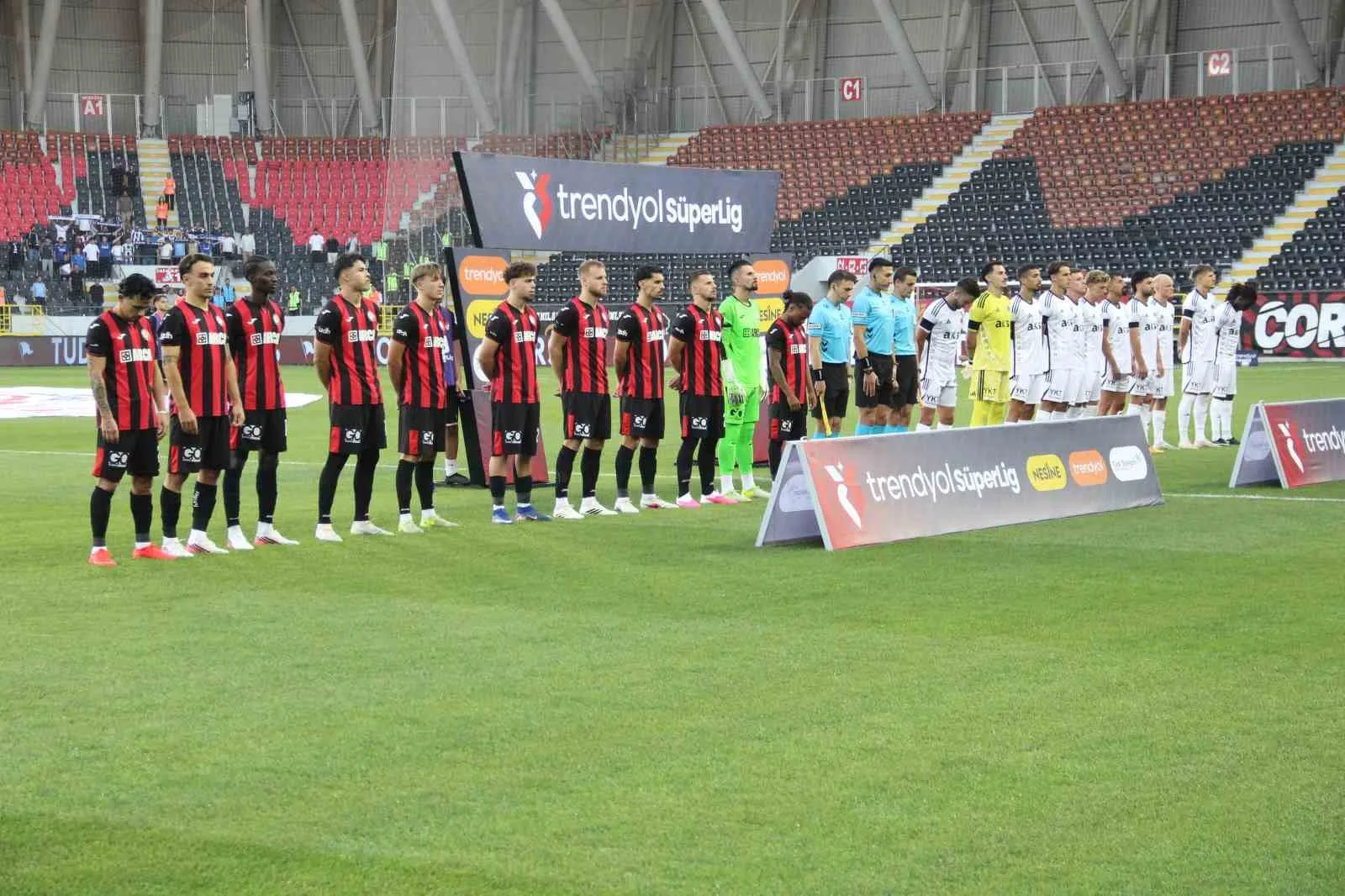 TRENDYOL SÜPER LİG'İN 2. KARŞILAŞMASINDA ÇORUM FK, SAHASINDA KASIMPAŞA İLE KARŞI KARŞIYA GELİYOR. MÜCADELENİN 15. DAKİKASI KASIMPAŞA'NIN 1-0 ÜSTÜNLÜĞÜYLE GEÇTİ.