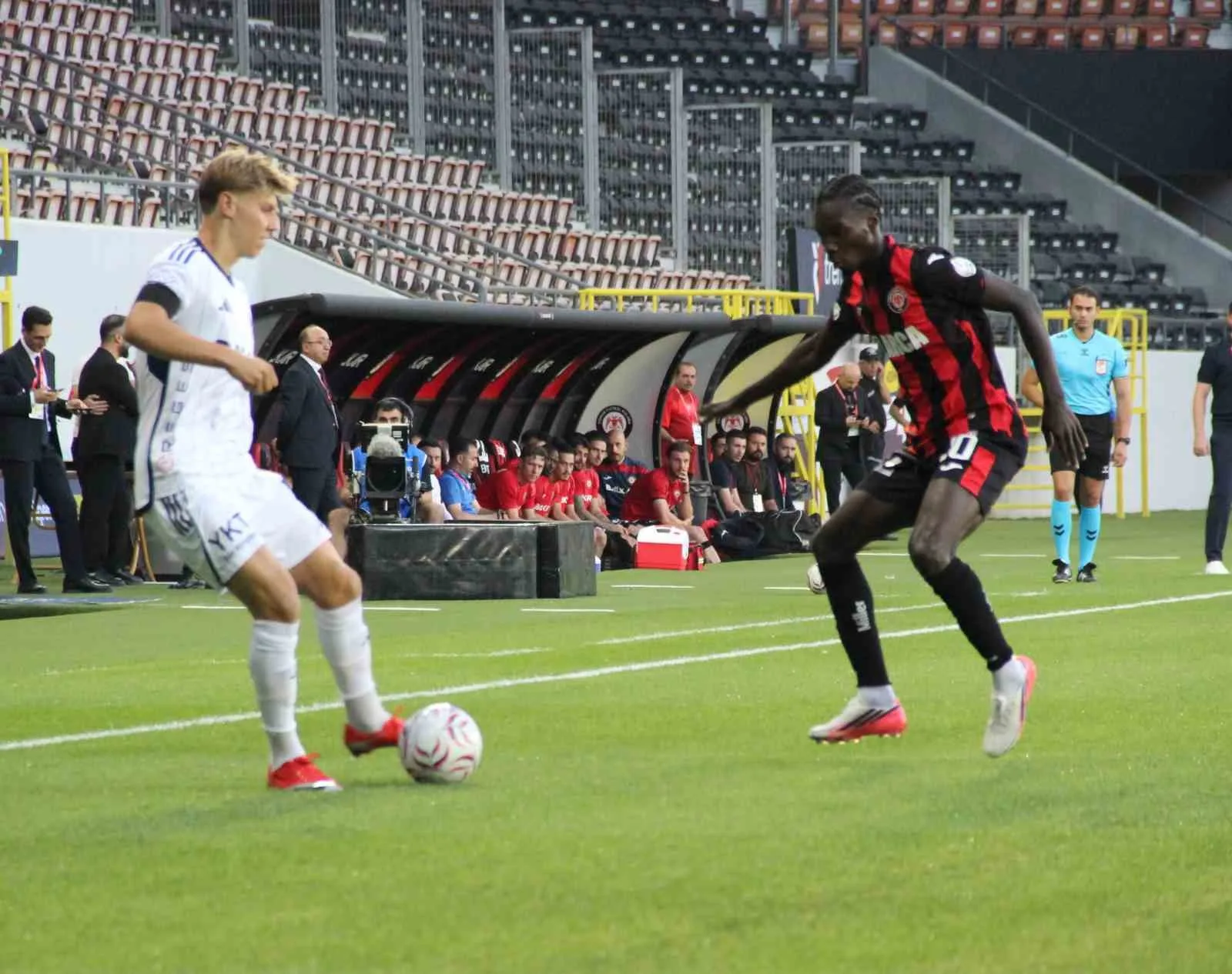 TRENDYOL SÜPER LİG'İN 2. KARŞILAŞMASINDA ÇORUM FK, SAHASINDA KASIMPAŞA İLE KARŞI KARŞIYA GELİYOR. MÜCADELENİN 15. DAKİKASI KASIMPAŞA'NIN 1-0 ÜSTÜNLÜĞÜYLE GEÇTİ.