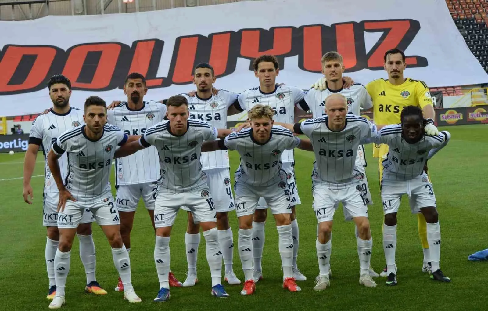 TRENDYOL SÜPER LİG'İN 2. KARŞILAŞMASINDA ÇORUM FK, SAHASINDA KASIMPAŞA İLE KARŞI KARŞIYA GELİYOR. MÜCADELENİN 15. DAKİKASI KASIMPAŞA'NIN 1-0 ÜSTÜNLÜĞÜYLE GEÇTİ.