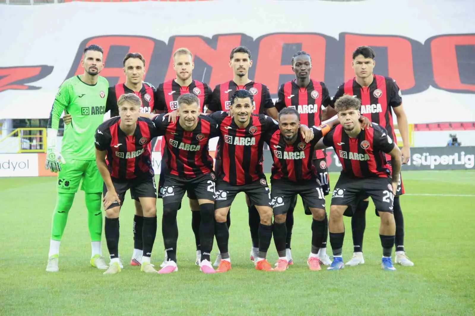 TRENDYOL SÜPER LİG'İN 2. KARŞILAŞMASINDA ÇORUM FK, SAHASINDA KASIMPAŞA İLE KARŞI KARŞIYA GELİYOR. MÜCADELENİN 15. DAKİKASI KASIMPAŞA'NIN 1-0 ÜSTÜNLÜĞÜYLE GEÇTİ.
