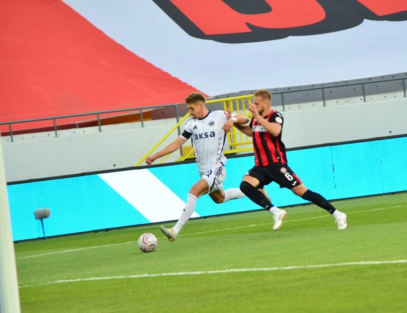 TRENDYOL SÜPER LİG'İN 2. KARŞILAŞMASINDA ÇORUM FK, SAHASINDA KASIMPAŞA İLE KARŞI KARŞIYA GELİYOR. MÜCADELENİN 15. DAKİKASI KASIMPAŞA'NIN 1-0 ÜSTÜNLÜĞÜYLE GEÇTİ.