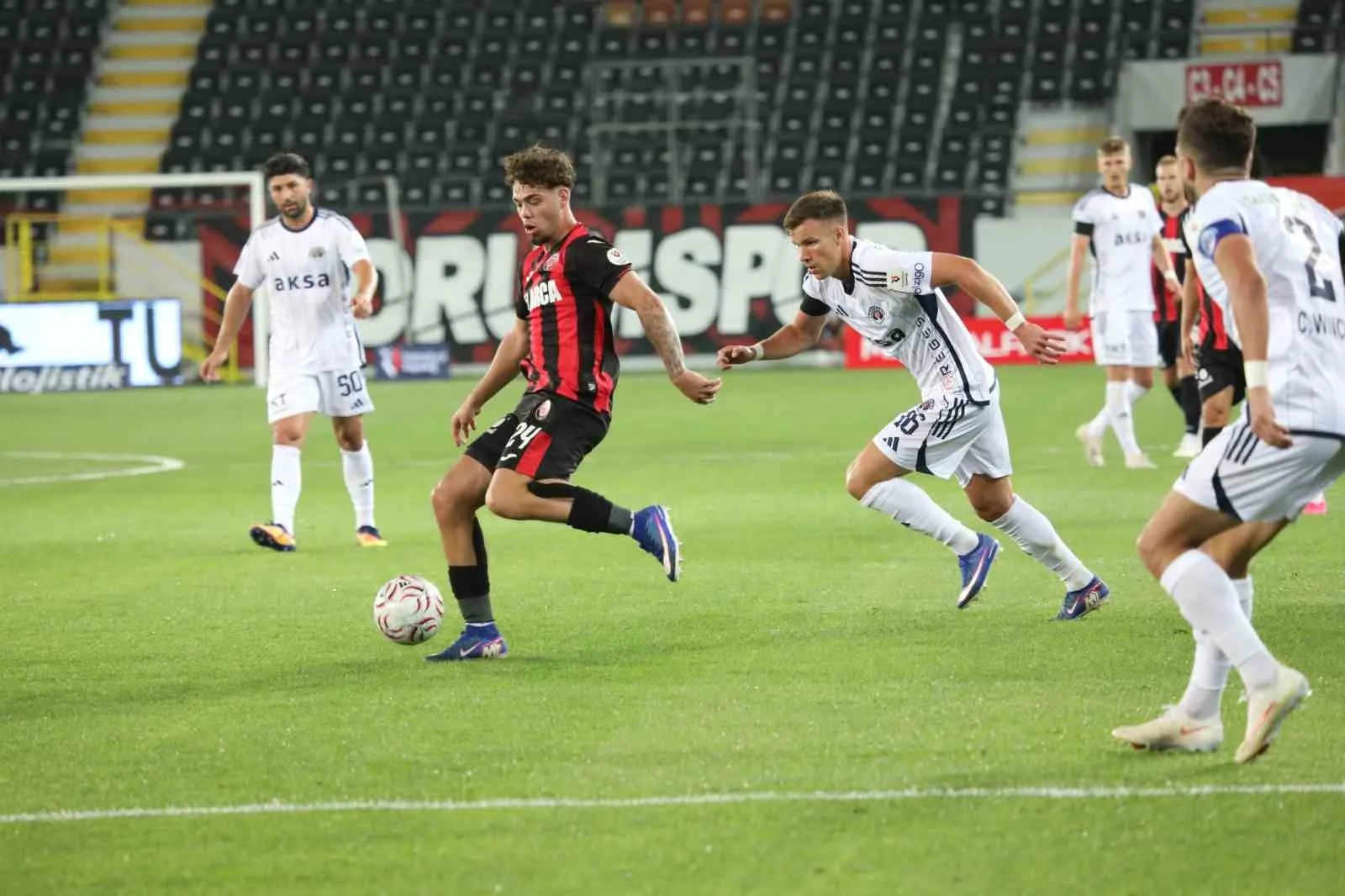 TRENDYOL SÜPER LİG'İN 2. HAFTA KARŞILAŞMASINDA ÇORUM FK, SAHASINDA KASIMPAŞA'YA 1-0 MAĞLUP OLDU.