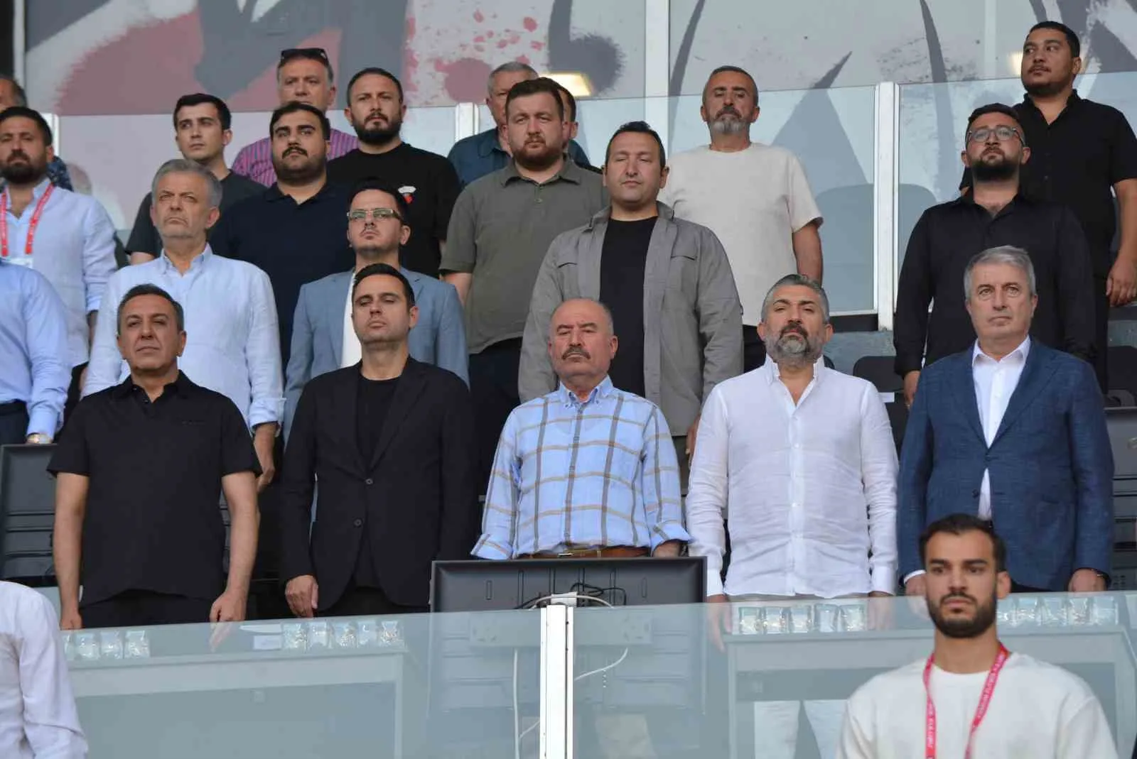 PROTOKOL ÜYELERİ KARŞILAŞMAYI TÜRÜBİNDEN İZLEDİ.
