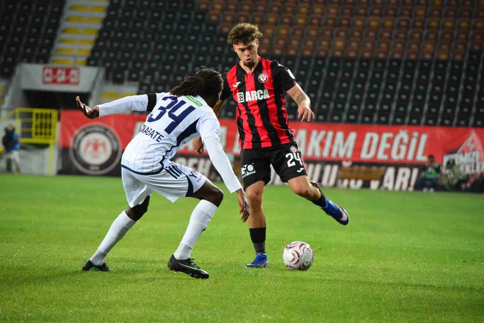 TRENDYOL SÜPER LİG'İN 2. HAFTA KARŞILAŞMASINDA ÇORUM FK, SAHASINDA KASIMPAŞA'YA 1-0 MAĞLUP OLDU.
