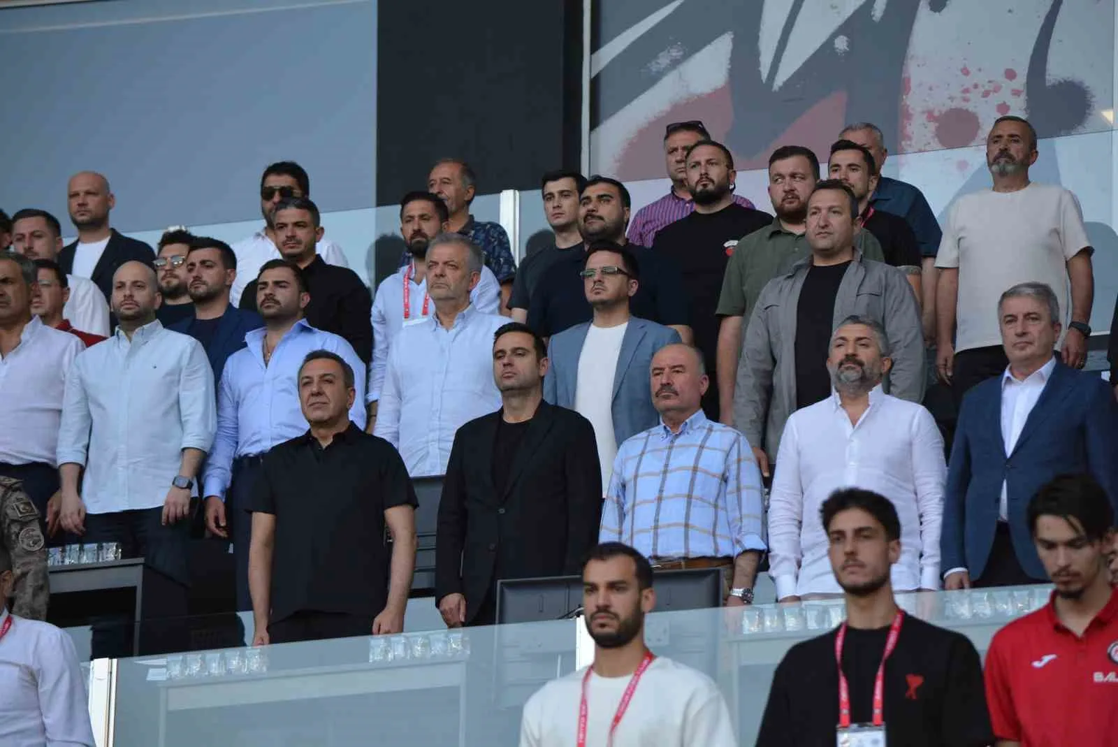 PROTOKOL ÜYELERİ KARŞILAŞMAYI TÜRÜBİNDEN İZLEDİ.