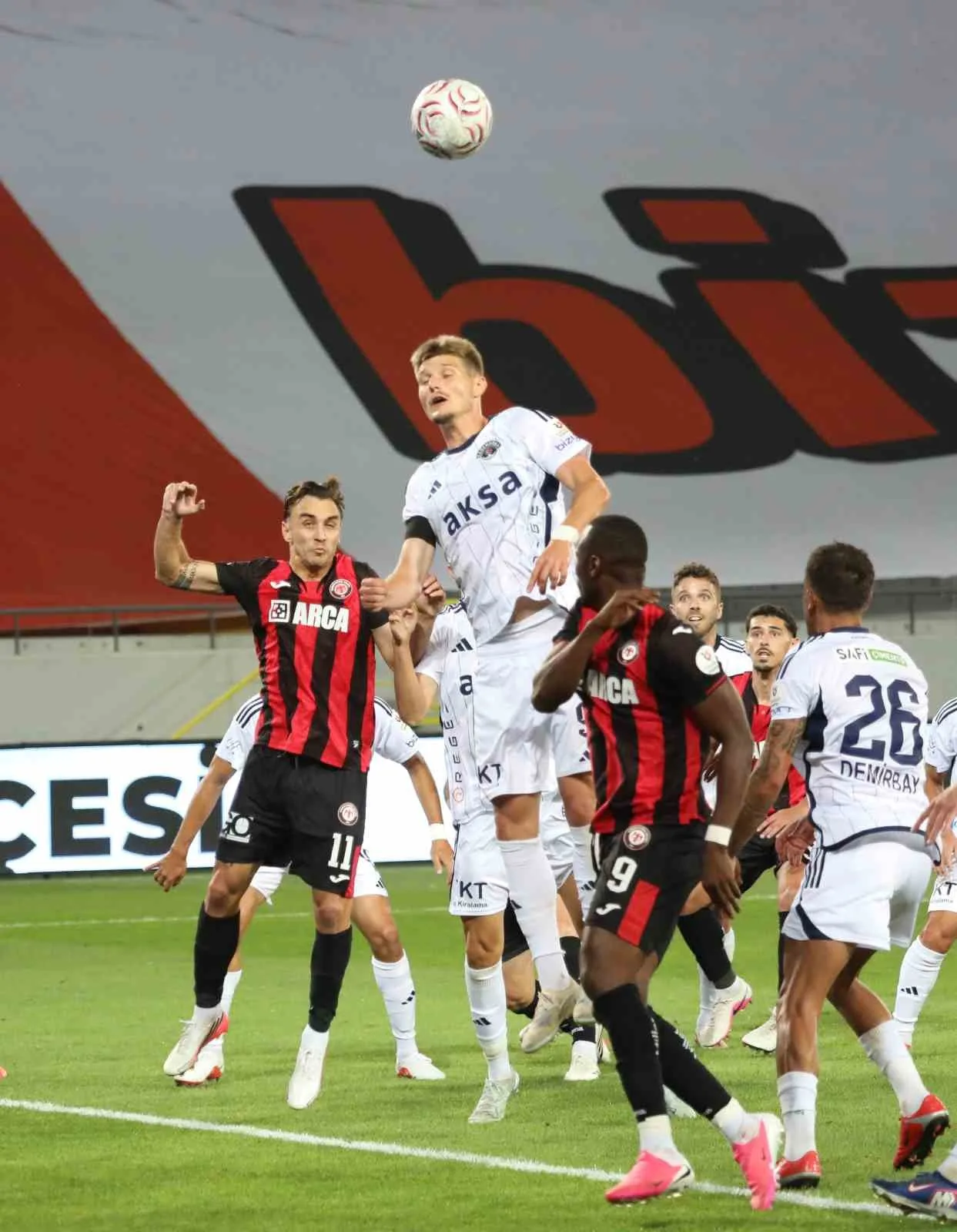 TRENDYOL SÜPER LİG'İN 2. HAFTA KARŞILAŞMASINDA ÇORUM FK, SAHASINDA KASIMPAŞA'YA 1-0 MAĞLUP OLDU.