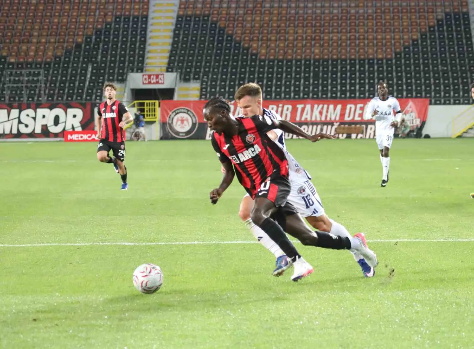 TRENDYOL SÜPER LİG'İN 2. HAFTA KARŞILAŞMASINDA ÇORUM FK, SAHASINDA KASIMPAŞA'YA 1-0 MAĞLUP OLDU.