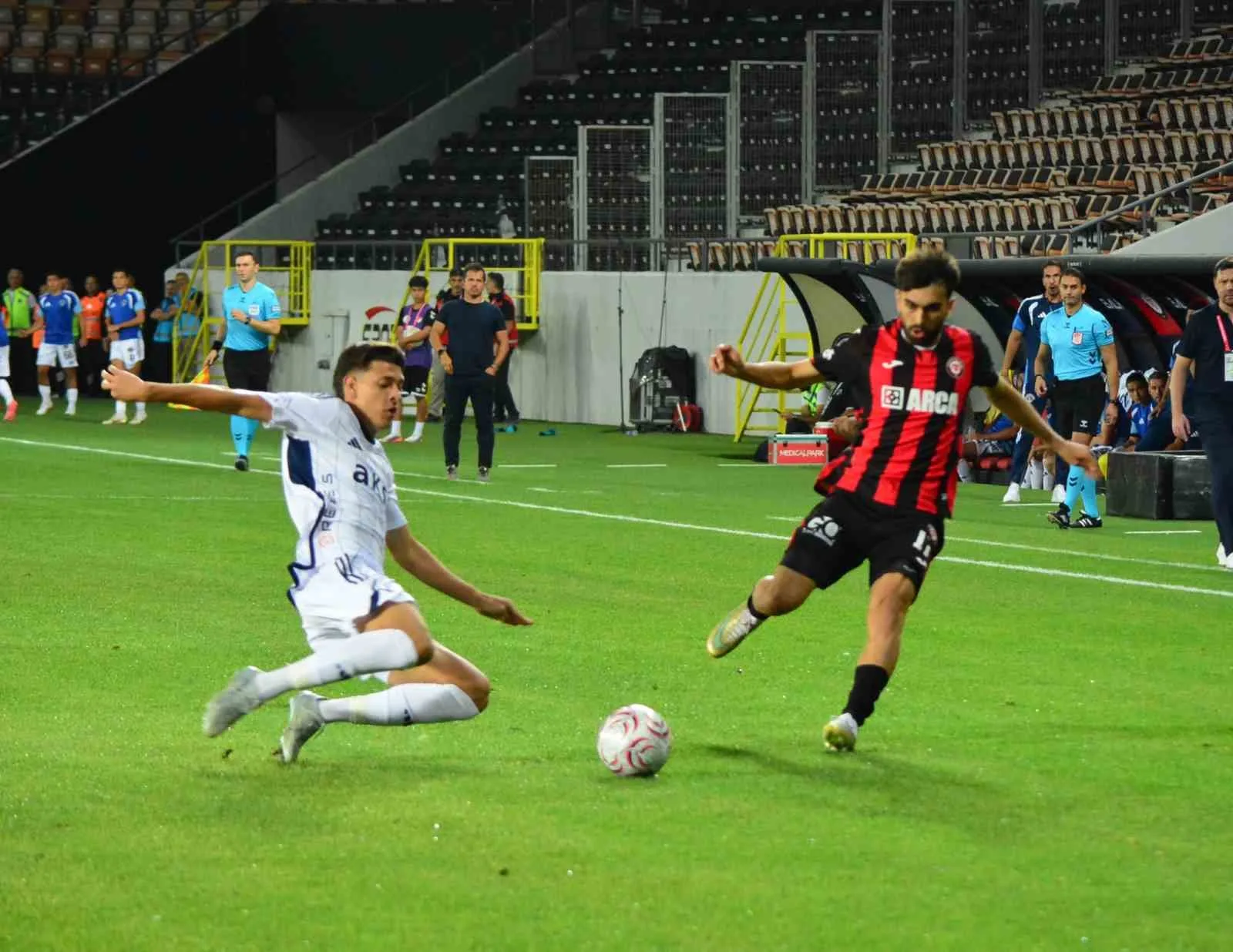 TRENDYOL SÜPER LİG'İN 2. HAFTA KARŞILAŞMASINDA ÇORUM FK, SAHASINDA KASIMPAŞA'YA 1-0 MAĞLUP OLDU.