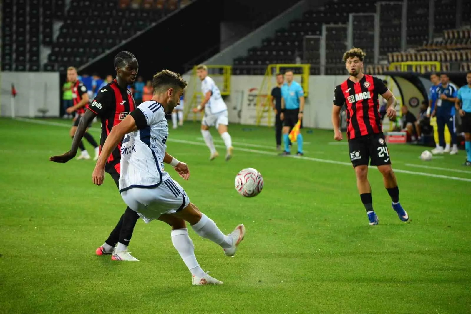TRENDYOL SÜPER LİG'İN 2. HAFTA KARŞILAŞMASINDA ÇORUM FK, SAHASINDA KASIMPAŞA'YA 1-0 MAĞLUP OLDU.