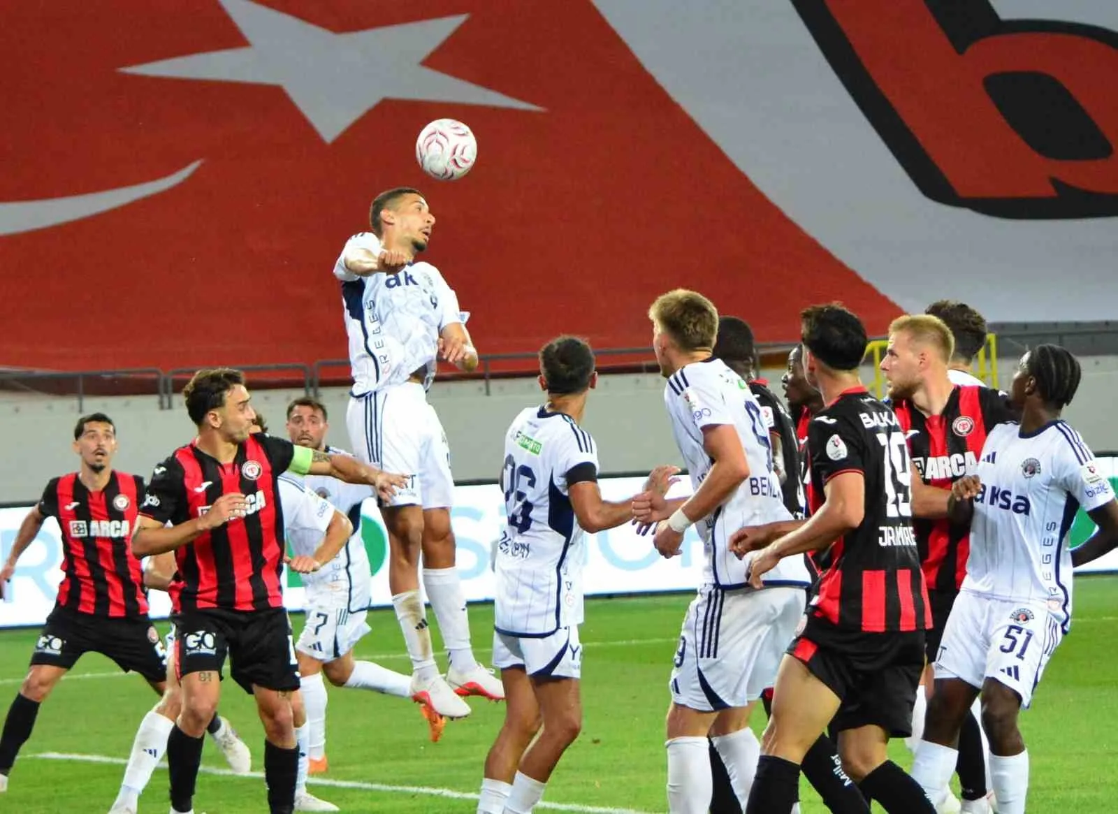 TRENDYOL SÜPER LİG'İN 2. HAFTA KARŞILAŞMASINDA ÇORUM FK, SAHASINDA KASIMPAŞA'YA 1-0 MAĞLUP OLDU.