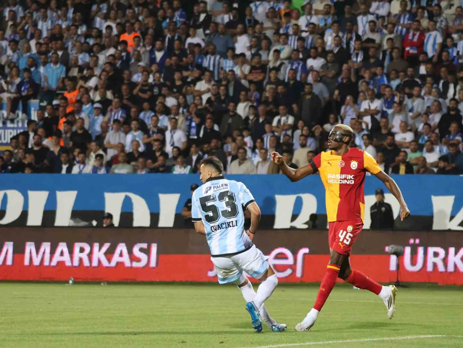 TRENDYOL SÜPER LİG'İN 2. HAFTA AÇILIŞ MAÇINDA ERZURUMSPOR FK, SAHASINDA GALATASARAY İLE KARŞI KARŞIYA GELİYOR. MÜCADELENİN 15 DAKİKASI SARI-KIRMIZILI EKİBİN 1-0 ÜSTÜNLÜĞÜ İLE GEÇİLDİ.
