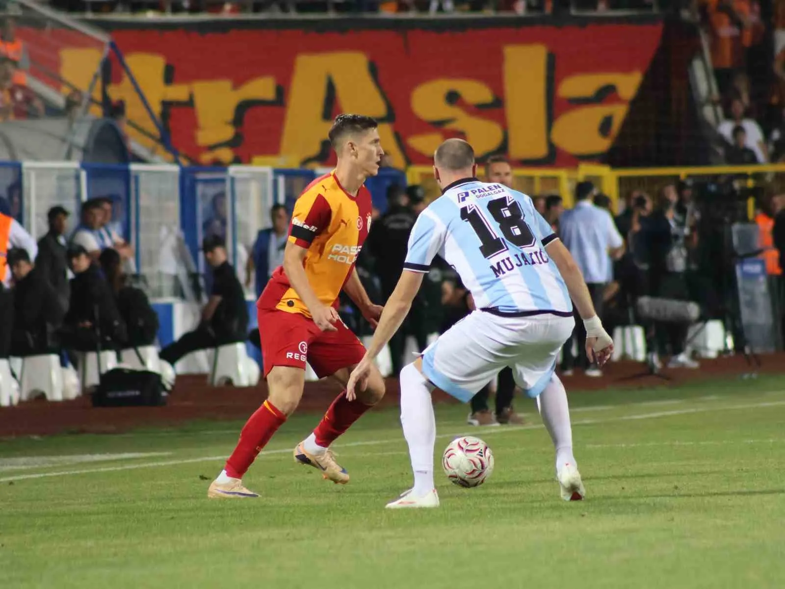 TRENDYOL SÜPER LİG'İN 2. HAFTA AÇILIŞ MAÇINDA ERZURUMSPOR FK, SAHASINDA GALATASARAY İLE KARŞI KARŞIYA GELİYOR. MÜCADELENİN 15 DAKİKASI SARI-KIRMIZILI EKİBİN 1-0 ÜSTÜNLÜĞÜ İLE GEÇİLDİ.