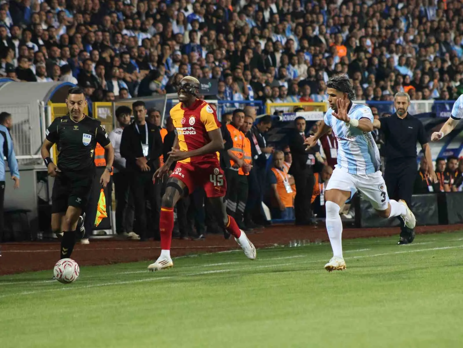 TRENDYOL SÜPER LİG'İN 2. HAFTA AÇILIŞ MAÇINDA ERZURUMSPOR FK, SAHASINDA GALATASARAY İLE KARŞI KARŞIYA GELİYOR. MÜCADELENİN 15 DAKİKASI SARI-KIRMIZILI EKİBİN 1-0 ÜSTÜNLÜĞÜ İLE GEÇİLDİ.
