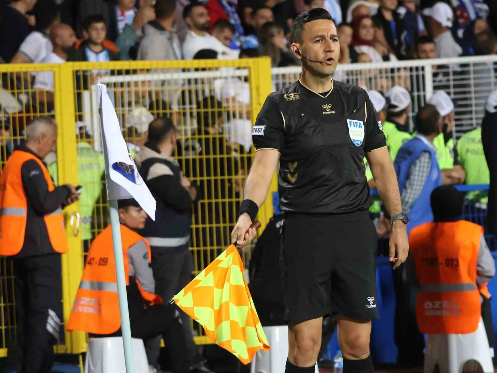 TRENDYOL SÜPER LİG'İN 2. HAFTA AÇILIŞ MAÇINDA ERZURUMSPOR FK, SAHASINDA GALATASARAY İLE KARŞI KARŞIYA GELİYOR. MÜCADELENİN 15 DAKİKASI SARI-KIRMIZILI EKİBİN 1-0 ÜSTÜNLÜĞÜ İLE GEÇİLDİ.