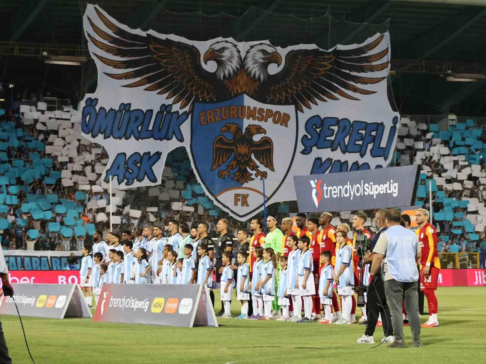 TRENDYOL SÜPER LİG'İN 2. HAFTA AÇILIŞ MAÇINDA ERZURUMSPOR FK, SAHASINDA GALATASARAY İLE KARŞI KARŞIYA GELİYOR. MÜCADELENİN 15 DAKİKASI SARI-KIRMIZILI EKİBİN 1-0 ÜSTÜNLÜĞÜ İLE GEÇİLDİ.
