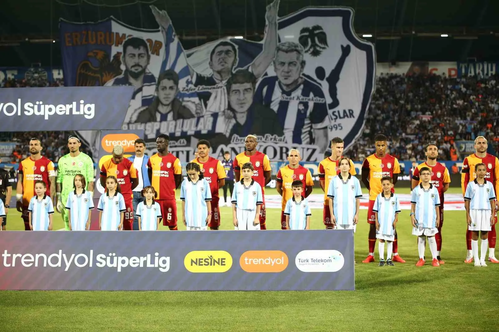 TRENDYOL SÜPER LİG'İN 2. HAFTA AÇILIŞ MAÇINDA ERZURUMSPOR FK, SAHASINDA GALATASARAY İLE KARŞI KARŞIYA GELİYOR. MÜCADELENİN 15 DAKİKASI SARI-KIRMIZILI EKİBİN 1-0 ÜSTÜNLÜĞÜ İLE GEÇİLDİ.