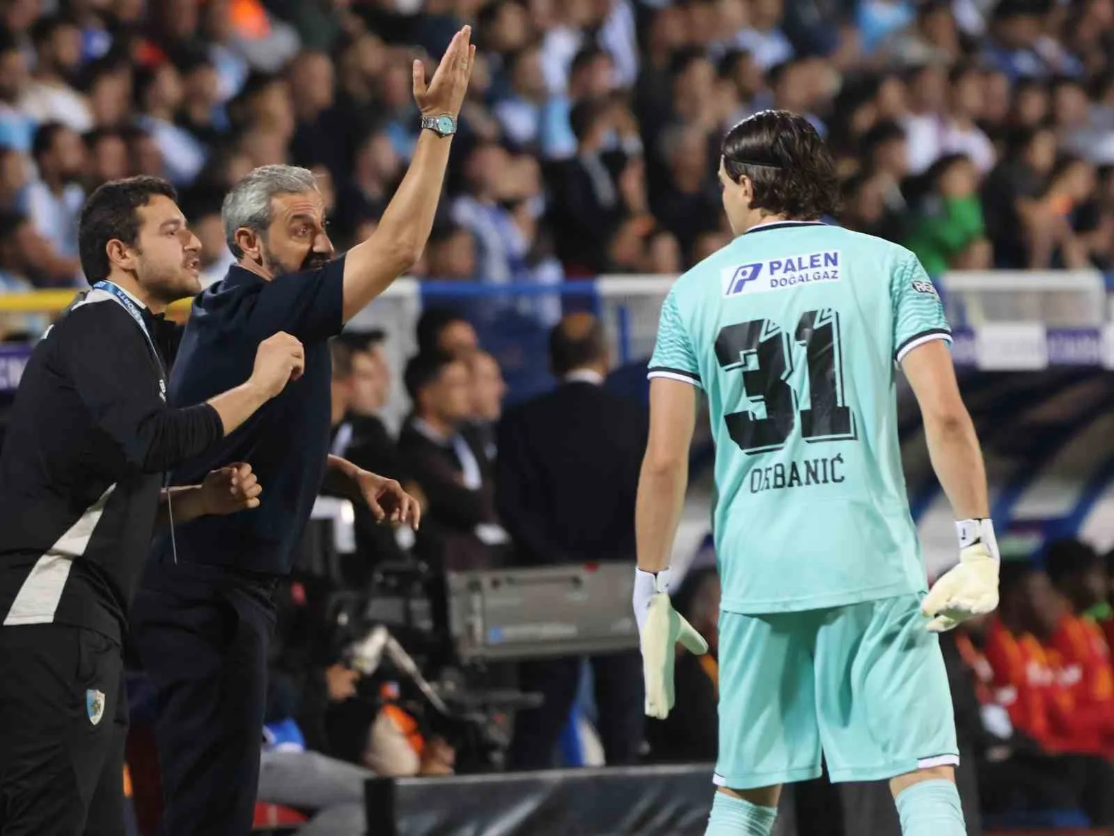 TRENDYOL SÜPER LİG'İN 2. HAFTA AÇILIŞ MAÇINDA ERZURUMSPOR FK, SAHASINDA GALATASARAY İLE KARŞI KARŞIYA GELİYOR. MÜCADELENİN 15 DAKİKASI SARI-KIRMIZILI EKİBİN 1-0 ÜSTÜNLÜĞÜ İLE GEÇİLDİ.