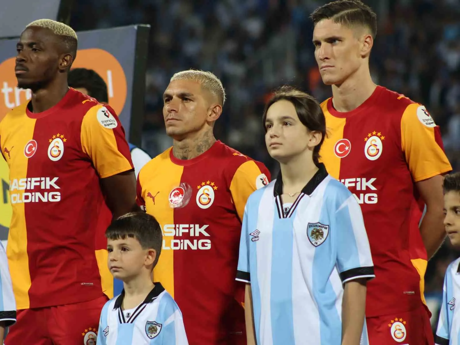 TRENDYOL SÜPER LİG'İN 2. HAFTA AÇILIŞ MAÇINDA ERZURUMSPOR FK, SAHASINDA GALATASARAY İLE KARŞI KARŞIYA GELİYOR. MÜCADELENİN 15 DAKİKASI SARI-KIRMIZILI EKİBİN 1-0 ÜSTÜNLÜĞÜ İLE GEÇİLDİ.