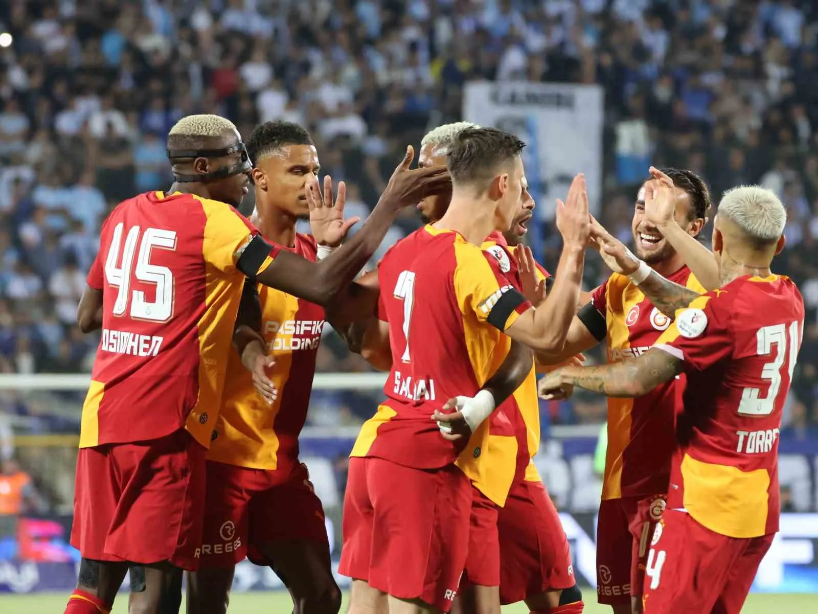 TRENDYOL SÜPER LİG'İN 2. HAFTA AÇILIŞ MAÇINDA ERZURUMSPOR FK, SAHASINDA GALATASARAY İLE KARŞI KARŞIYA GELİYOR. MÜCADELENİN 15 DAKİKASI SARI-KIRMIZILI EKİBİN 1-0 ÜSTÜNLÜĞÜ İLE GEÇİLDİ.