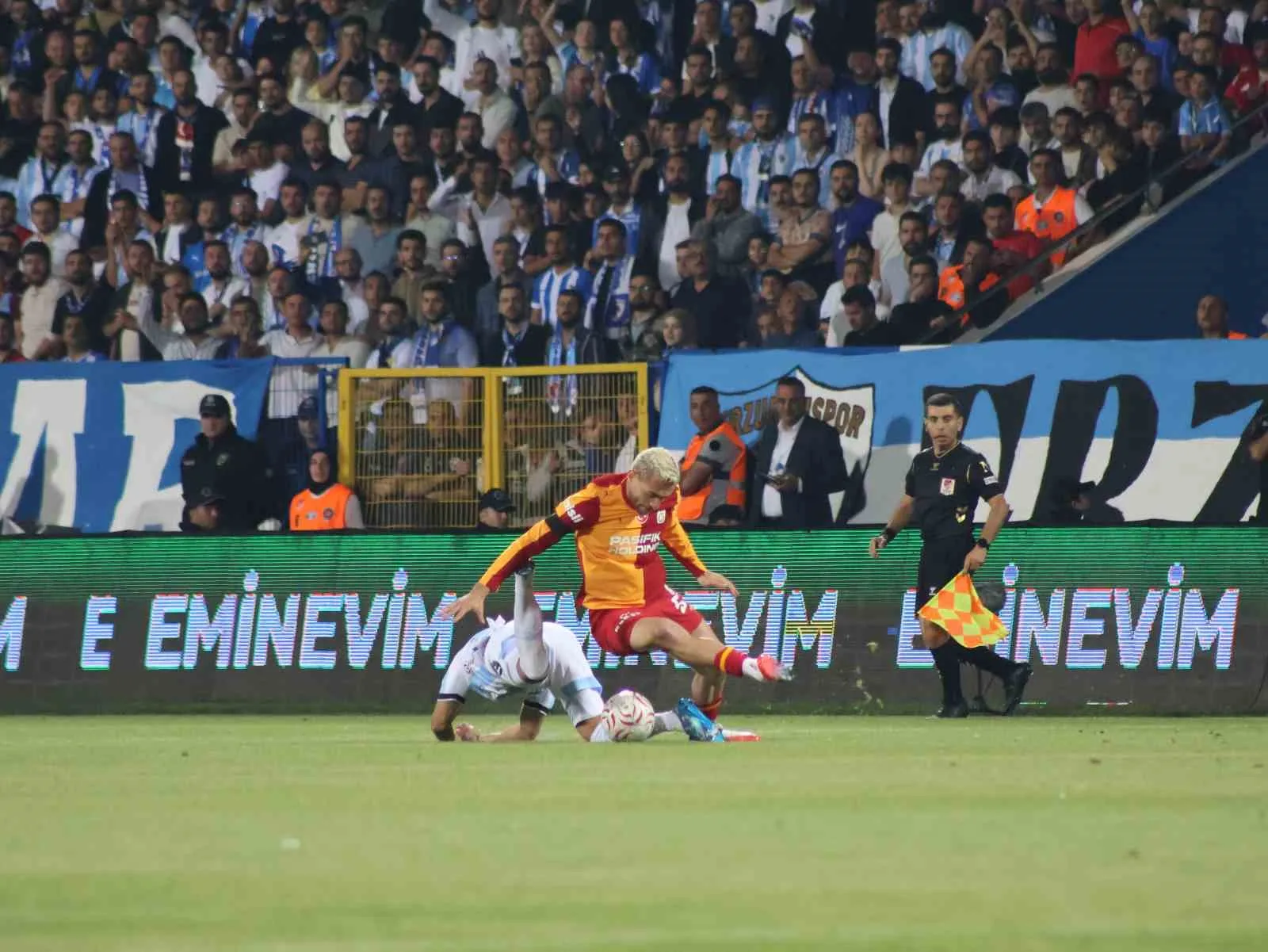 TRENDYOL SÜPER LİG'İN 2. HAFTA AÇILIŞ MAÇINDA ERZURUMSPOR FK, SAHASINDA GALATASARAY İLE KARŞI KARŞIYA GELİYOR. MÜCADELENİN 15 DAKİKASI SARI-KIRMIZILI EKİBİN 1-0 ÜSTÜNLÜĞÜ İLE GEÇİLDİ.