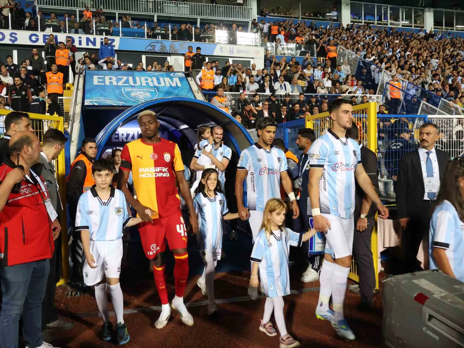 TRENDYOL SÜPER LİG'İN 2. HAFTA AÇILIŞ MAÇINDA ERZURUMSPOR FK, SAHASINDA GALATASARAY İLE KARŞI KARŞIYA GELİYOR. MÜCADELENİN 15 DAKİKASI SARI-KIRMIZILI EKİBİN 1-0 ÜSTÜNLÜĞÜ İLE GEÇİLDİ.