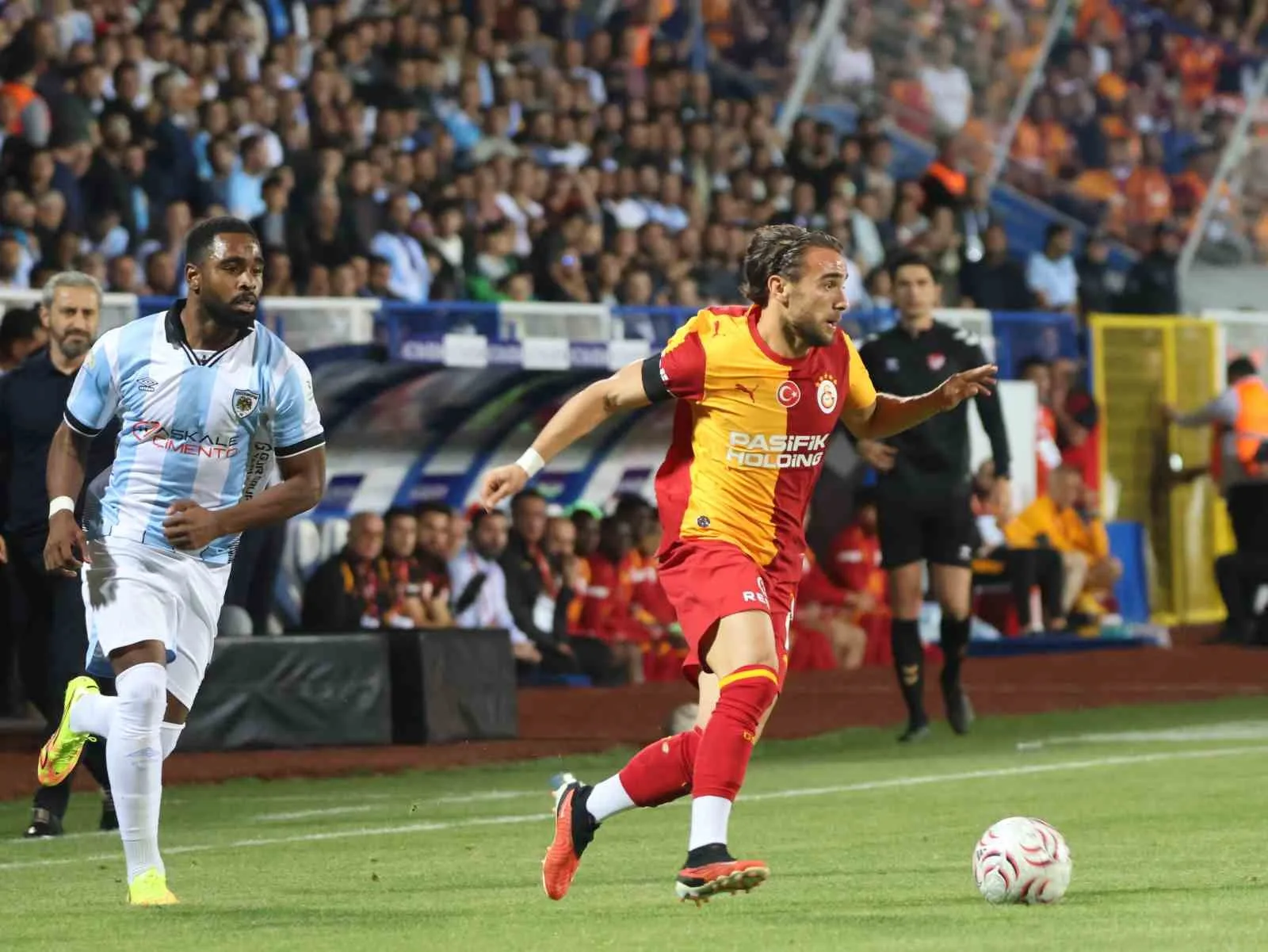 TRENDYOL SÜPER LİG'İN 2. HAFTA AÇILIŞ MAÇINDA ERZURUMSPOR FK, SAHASINDA GALATASARAY İLE KARŞI KARŞIYA GELİYOR. MÜCADELENİN 15 DAKİKASI SARI-KIRMIZILI EKİBİN 1-0 ÜSTÜNLÜĞÜ İLE GEÇİLDİ.