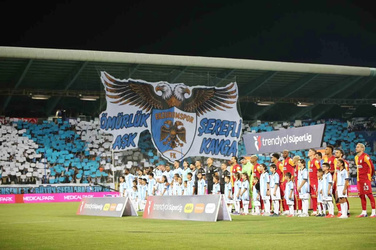TRENDYOL SÜPER LİG'İN 2. HAFTA AÇILIŞ MAÇINDA ERZURUMSPOR FK, SAHASINDA GALATASARAY İLE KARŞI KARŞIYA GELİYOR. MÜCADELENİN 15 DAKİKASI SARI-KIRMIZILI EKİBİN 1-0 ÜSTÜNLÜĞÜ İLE GEÇİLDİ.