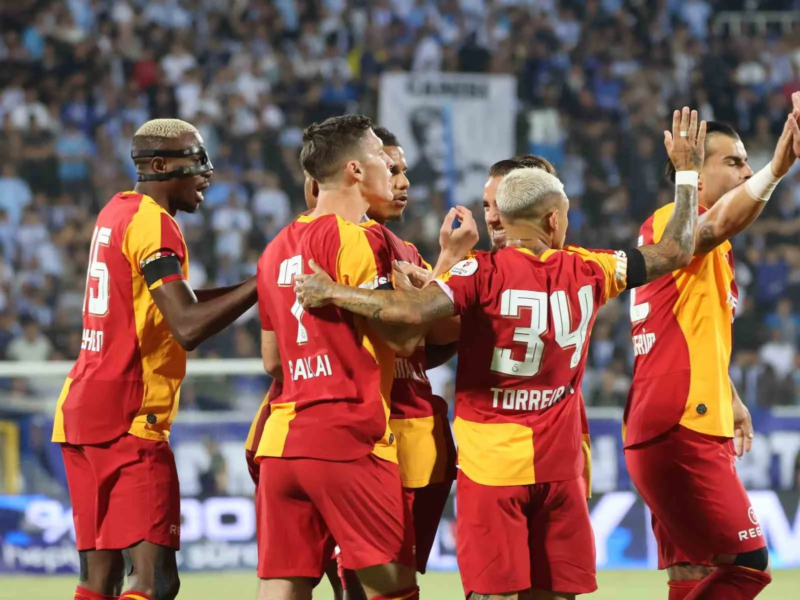 TRENDYOL SÜPER LİG'İN 2. HAFTA AÇILIŞ MAÇINDA ERZURUMSPOR FK, SAHASINDA GALATASARAY İLE KARŞI KARŞIYA GELİYOR. MÜCADELENİN 15 DAKİKASI SARI-KIRMIZILI EKİBİN 1-0 ÜSTÜNLÜĞÜ İLE GEÇİLDİ.