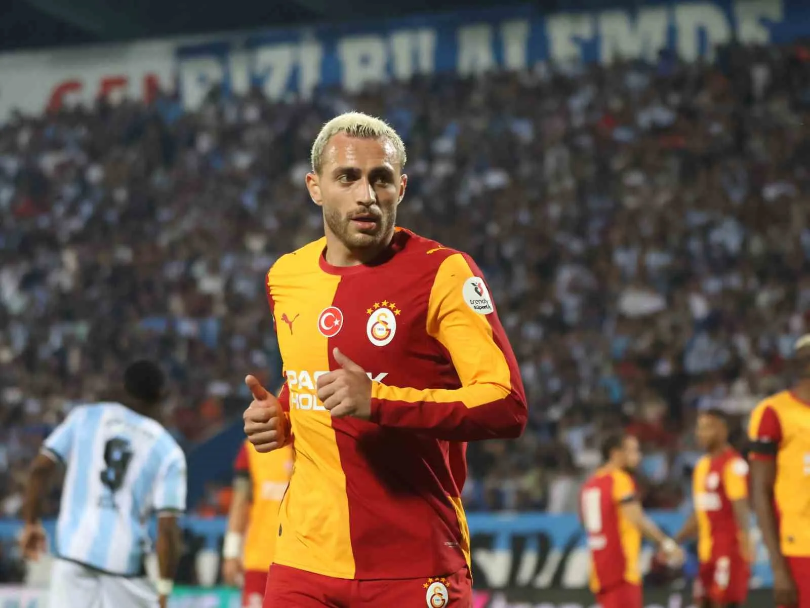 TRENDYOL SÜPER LİG'İN 2. HAFTA AÇILIŞ MAÇINDA ERZURUMSPOR FK, SAHASINDA GALATASARAY İLE KARŞI KARŞIYA GELİYOR. MÜCADELENİN 15 DAKİKASI SARI-KIRMIZILI EKİBİN 1-0 ÜSTÜNLÜĞÜ İLE GEÇİLDİ.