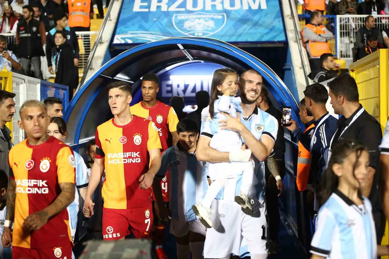 TRENDYOL SÜPER LİG'İN 2. HAFTA AÇILIŞ MAÇINDA ERZURUMSPOR FK, SAHASINDA GALATASARAY İLE KARŞI KARŞIYA GELİYOR. MÜCADELENİN 15 DAKİKASI SARI-KIRMIZILI EKİBİN 1-0 ÜSTÜNLÜĞÜ İLE GEÇİLDİ.