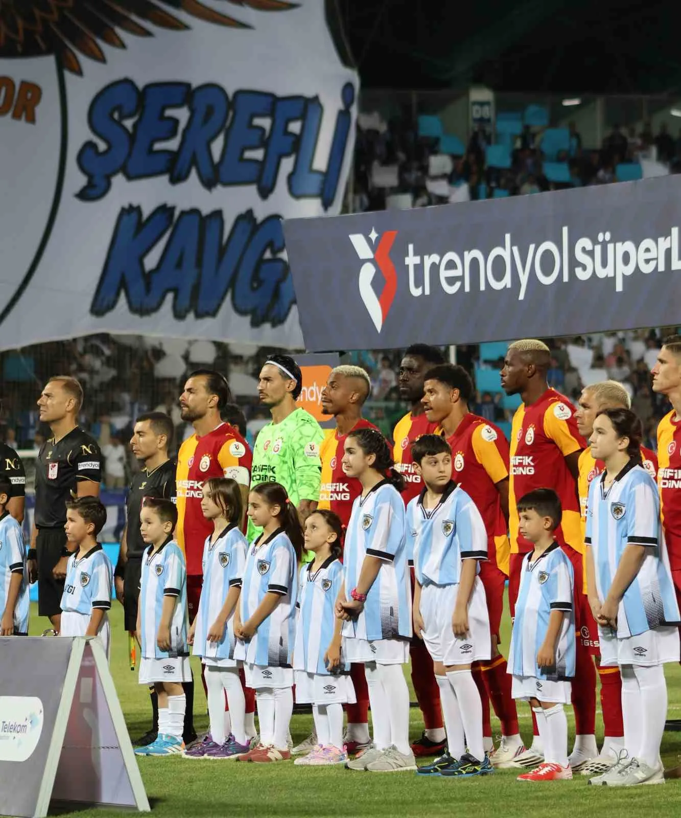TRENDYOL SÜPER LİG'İN 2. HAFTA AÇILIŞ MAÇINDA ERZURUMSPOR FK, SAHASINDA GALATASARAY İLE KARŞI KARŞIYA GELİYOR. MÜCADELENİN 15 DAKİKASI SARI-KIRMIZILI EKİBİN 1-0 ÜSTÜNLÜĞÜ İLE GEÇİLDİ.