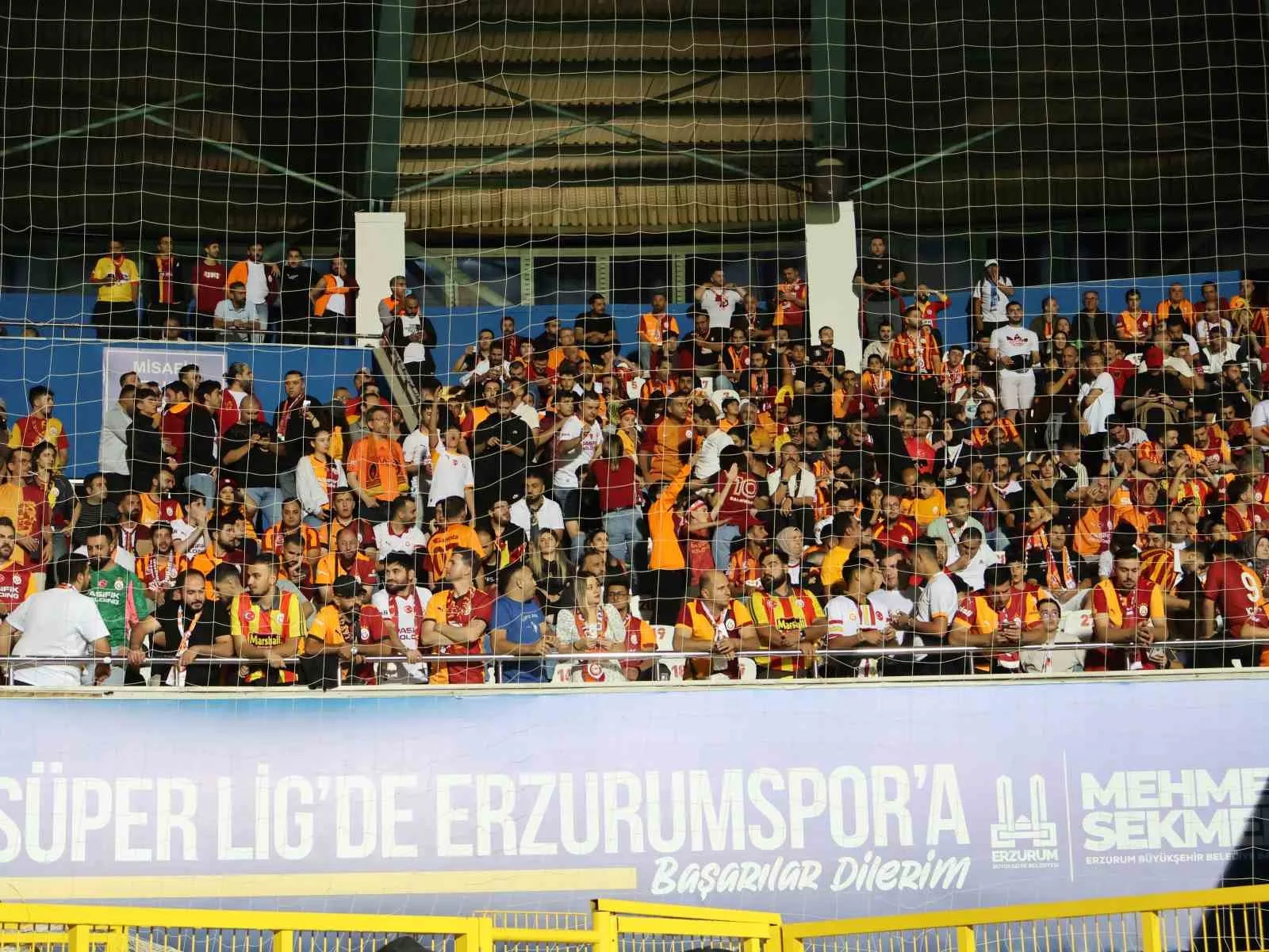 TRENDYOL SÜPER LİG'İN 2. HAFTA AÇILIŞ MAÇINDA ERZURUMSPOR FK, SAHASINDA GALATASARAY İLE KARŞI KARŞIYA GELİYOR. MÜCADELENİN 15 DAKİKASI SARI-KIRMIZILI EKİBİN 1-0 ÜSTÜNLÜĞÜ İLE GEÇİLDİ.
