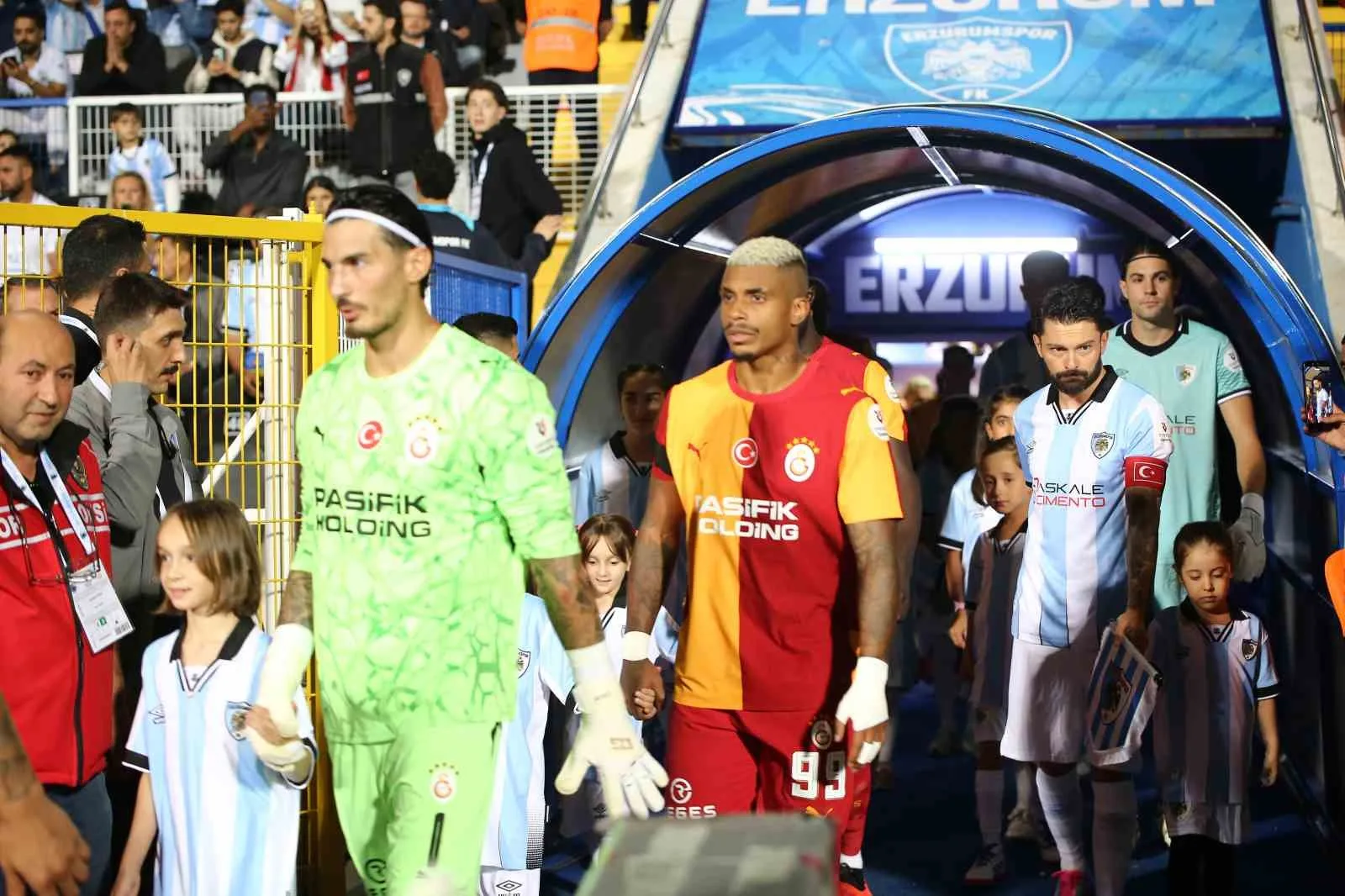 TRENDYOL SÜPER LİG'İN 2. HAFTA AÇILIŞ MAÇINDA ERZURUMSPOR FK, SAHASINDA GALATASARAY İLE KARŞI KARŞIYA GELİYOR. MÜCADELENİN 15 DAKİKASI SARI-KIRMIZILI EKİBİN 1-0 ÜSTÜNLÜĞÜ İLE GEÇİLDİ.