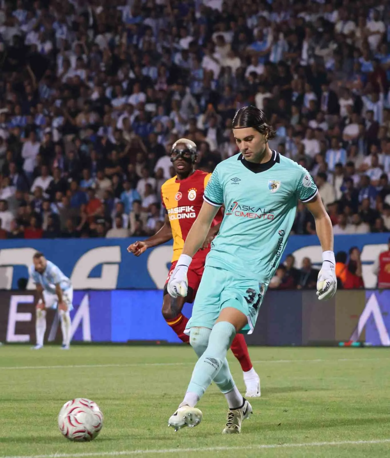 TRENDYOL SÜPER LİG’İN 2. HAFTA AÇILIŞ MAÇINDA ERZURUMSPOR FK, SAHASINDA GALATASARAY İLE KARŞI KARŞIYA GELİYOR. MÜCADELENİN İLK YARISI SARI-KIRMIZILI EKİBİN 3-0 ÜSTÜNLÜĞÜYLE SONA ERDİ.