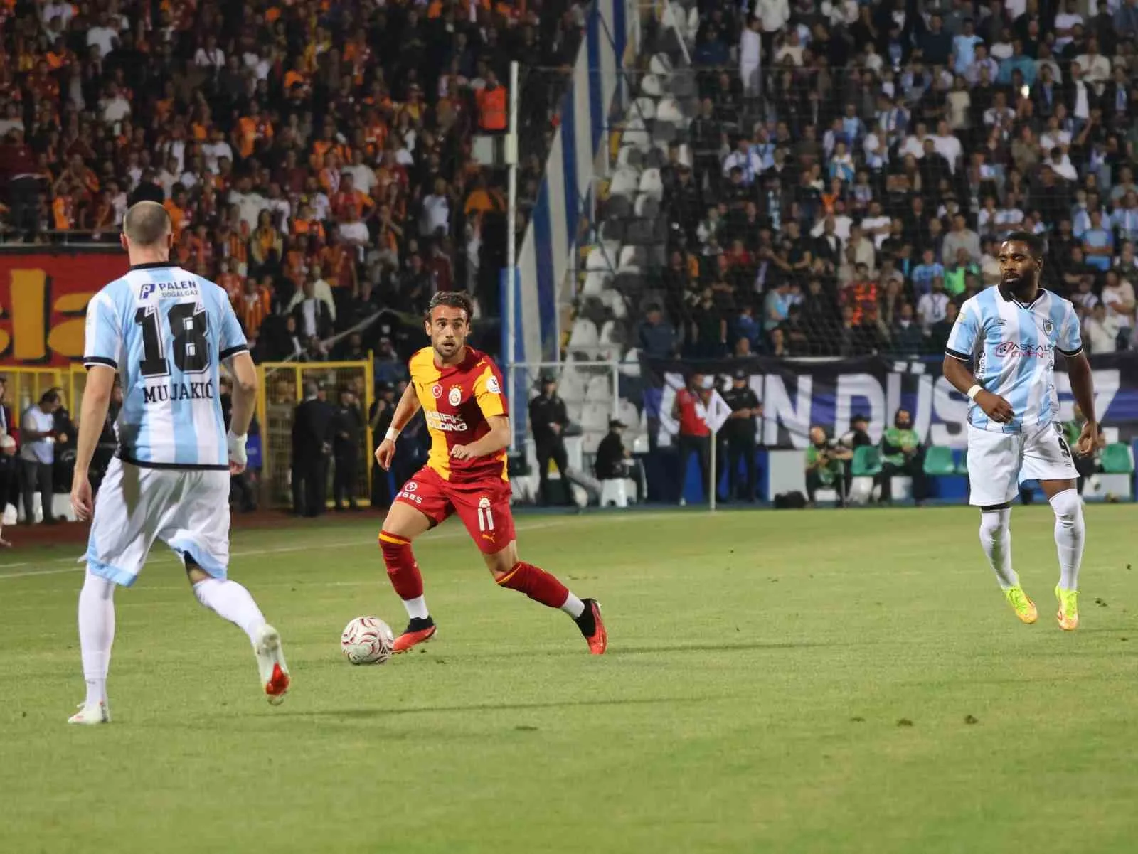 TRENDYOL SÜPER LİG’İN 2. HAFTA AÇILIŞ MAÇINDA ERZURUMSPOR FK, SAHASINDA GALATASARAY İLE KARŞI KARŞIYA GELİYOR. MÜCADELENİN İLK YARISI SARI-KIRMIZILI EKİBİN 3-0 ÜSTÜNLÜĞÜYLE SONA ERDİ.