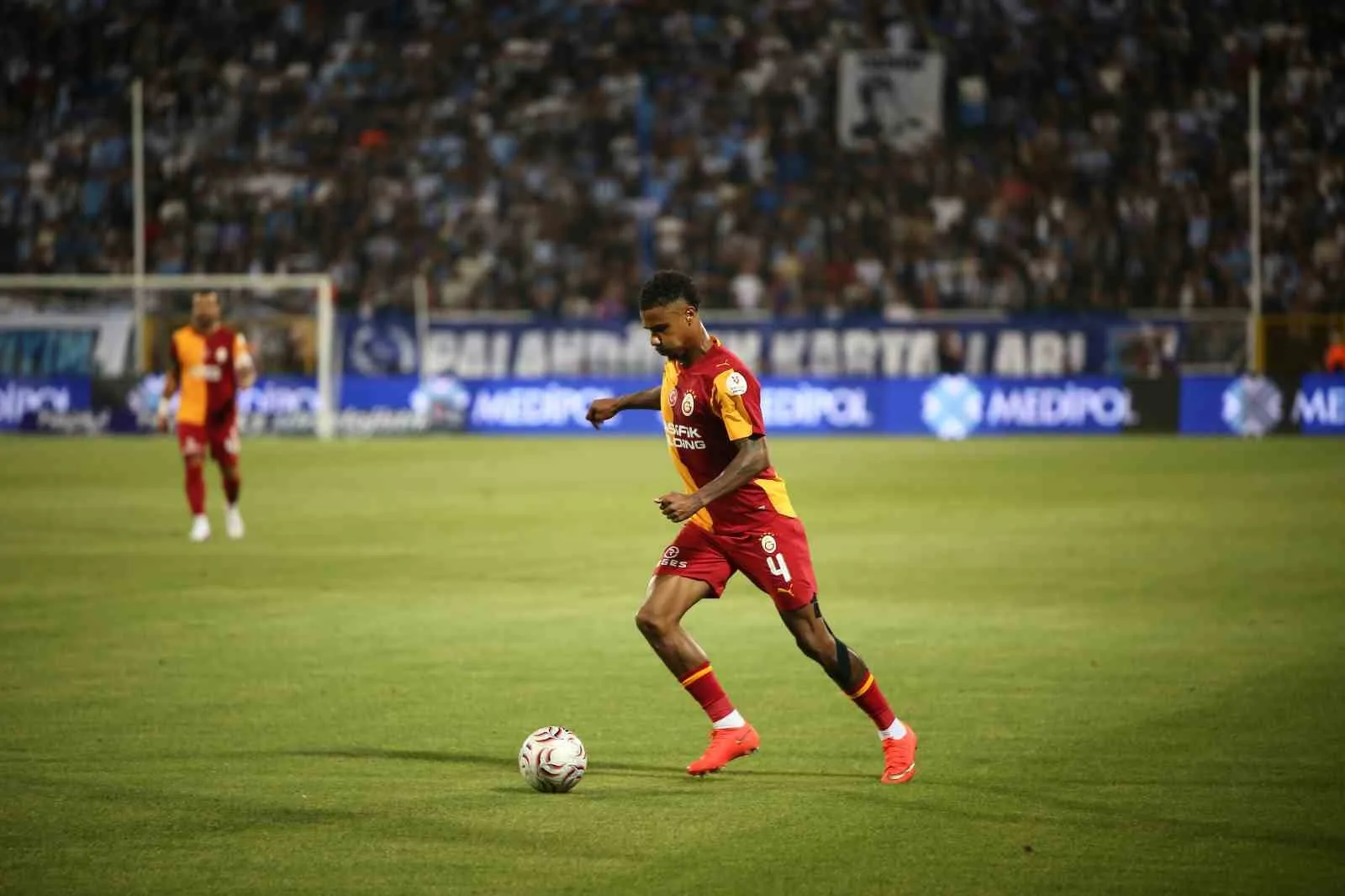 TRENDYOL SÜPER LİG’İN 2. HAFTA AÇILIŞ MAÇINDA ERZURUMSPOR FK, SAHASINDA GALATASARAY İLE KARŞI KARŞIYA GELİYOR. MÜCADELENİN İLK YARISI SARI-KIRMIZILI EKİBİN 3-0 ÜSTÜNLÜĞÜYLE SONA ERDİ.